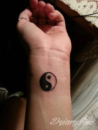 Yin Yang jest namacalnym symbolem równowagi; na ciele podkreśla idealny balans pomiędzy codziennymi siłami dobra i zła. Filozoficzny wymiar tatuaży yin yang może nabierać jednak również humorystycznego charakteru. 