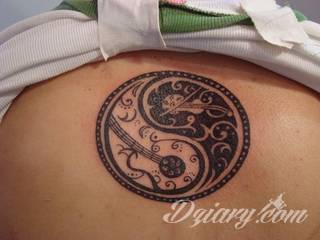 Yin Yang jest namacalnym symbolem równowagi; na ciele podkreśla idealny balans pomiędzy codziennymi siłami dobra i zła. Filozoficzny wymiar tatuaży yin yang może nabierać jednak również humorystycznego charakteru. 
