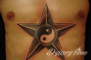 Yin Yang jest namacalnym symbolem równowagi; na ciele podkreśla idealny balans pomiędzy codziennymi siłami dobra i zła. Filozoficzny wymiar tatuaży yin yang może nabierać jednak również humorystycznego charakteru. 