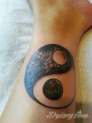 Yin Yang jest namacalnym symbolem równowagi; na ciele podkreśla idealny balans pomiędzy codziennymi siłami dobra i zła. Filozoficzny wymiar tatuaży yin yang może nabierać jednak również humorystycznego charakteru. 