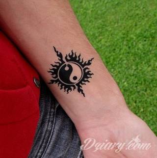 Yin Yang jest namacalnym symbolem równowagi; na ciele podkreśla idealny balans pomiędzy codziennymi siłami dobra i zła. Filozoficzny wymiar tatuaży yin yang może nabierać jednak również humorystycznego charakteru. 
