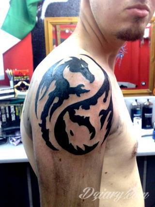 Yin Yang jest namacalnym symbolem równowagi; na ciele podkreśla idealny balans pomiędzy codziennymi siłami dobra i zła. Filozoficzny wymiar tatuaży yin yang może nabierać jednak również humorystycznego charakteru. 