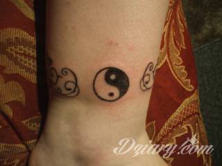 Yin Yang jest namacalnym symbolem równowagi; na ciele podkreśla idealny balans pomiędzy codziennymi siłami dobra i zła. Filozoficzny wymiar tatuaży yin yang może nabierać jednak również humorystycznego charakteru. 