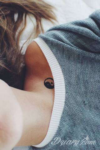 Yin Yang jest namacalnym symbolem równowagi; na ciele podkreśla idealny balans pomiędzy codziennymi siłami dobra i zła. Filozoficzny wymiar tatuaży yin yang może nabierać jednak również humorystycznego charakteru. 