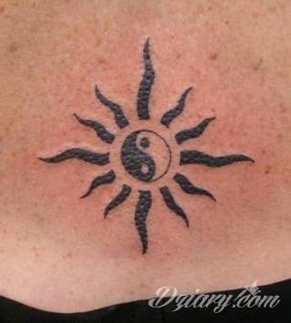 Yin Yang jest namacalnym symbolem równowagi; na ciele podkreśla idealny balans pomiędzy codziennymi siłami dobra i zła. Filozoficzny wymiar tatuaży yin yang może nabierać jednak również humorystycznego charakteru. 