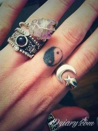 Yin Yang jest namacalnym symbolem równowagi; na ciele podkreśla idealny balans pomiędzy codziennymi siłami dobra i zła. Filozoficzny wymiar tatuaży yin yang może nabierać jednak również humorystycznego charakteru. 