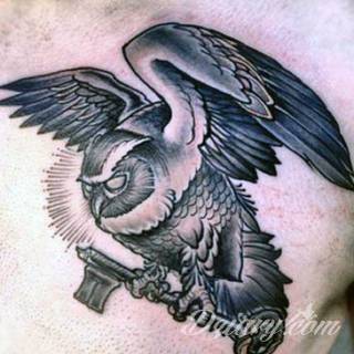Kłódka, zamek z kluczem, symboliczna brama tworząca wejście do wnętrza - tego typu tatuaże symbolizują otwarcie, ale blokadę, wstęp do środka wyłącznie dla uprawnionych. Tatuaże eksponujące zamek z kluczem to przede wszystkim ciekawe wzornictwo niebanalnie łączące się z ciekawą kolorystyką. 