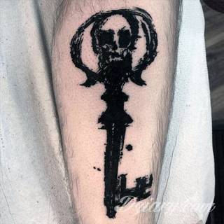 Kłódka, zamek z kluczem, symboliczna brama tworząca wejście do wnętrza - tego typu tatuaże symbolizują otwarcie, ale blokadę, wstęp do środka wyłącznie dla uprawnionych. Tatuaże eksponujące zamek z kluczem to przede wszystkim ciekawe wzornictwo niebanalnie łączące się z ciekawą kolorystyką. 