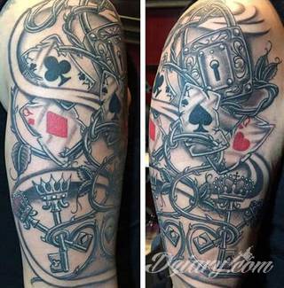 Kłódka, zamek z kluczem, symboliczna brama tworząca wejście do wnętrza - tego typu tatuaże symbolizują otwarcie, ale blokadę, wstęp do środka wyłącznie dla uprawnionych. Tatuaże eksponujące zamek z kluczem to przede wszystkim ciekawe wzornictwo niebanalnie łączące się z ciekawą kolorystyką. 