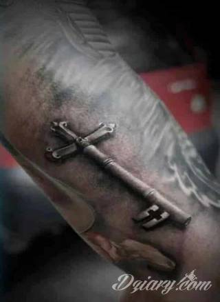 Kłódka, zamek z kluczem, symboliczna brama tworząca wejście do wnętrza - tego typu tatuaże symbolizują otwarcie, ale blokadę, wstęp do środka wyłącznie dla uprawnionych. Tatuaże eksponujące zamek z kluczem to przede wszystkim ciekawe wzornictwo niebanalnie łączące się z ciekawą kolorystyką. 