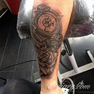 Kłódka, zamek z kluczem, symboliczna brama tworząca wejście do wnętrza - tego typu tatuaże symbolizują otwarcie, ale blokadę, wstęp do środka wyłącznie dla uprawnionych. Tatuaże eksponujące zamek z kluczem to przede wszystkim ciekawe wzornictwo niebanalnie łączące się z ciekawą kolorystyką. 