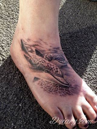 Kłódka, zamek z kluczem, symboliczna brama tworząca wejście do wnętrza - tego typu tatuaże symbolizują otwarcie, ale blokadę, wstęp do środka wyłącznie dla uprawnionych. Tatuaże eksponujące zamek z kluczem to przede wszystkim ciekawe wzornictwo niebanalnie łączące się z ciekawą kolorystyką. 