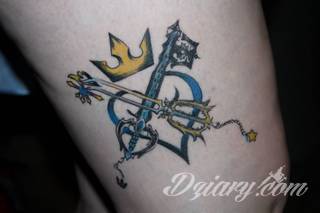 Kłódka, zamek z kluczem, symboliczna brama tworząca wejście do wnętrza - tego typu tatuaże symbolizują otwarcie, ale blokadę, wstęp do środka wyłącznie dla uprawnionych. Tatuaże eksponujące zamek z kluczem to przede wszystkim ciekawe wzornictwo niebanalnie łączące się z ciekawą kolorystyką. 