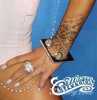 Kłódka, zamek z kluczem, symboliczna brama tworząca wejście do wnętrza - tego typu tatuaże symbolizują otwarcie, ale blokadę, wstęp do środka wyłącznie dla uprawnionych. Tatuaże eksponujące zamek z kluczem to przede wszystkim ciekawe wzornictwo niebanalnie łączące się z ciekawą kolorystyką. 