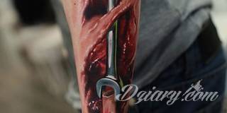 Kłódka, zamek z kluczem, symboliczna brama tworząca wejście do wnętrza - tego typu tatuaże symbolizują otwarcie, ale blokadę, wstęp do środka wyłącznie dla uprawnionych. Tatuaże eksponujące zamek z kluczem to przede wszystkim ciekawe wzornictwo niebanalnie łączące się z ciekawą kolorystyką. 