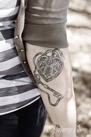 Kłódka, zamek z kluczem, symboliczna brama tworząca wejście do wnętrza - tego typu tatuaże symbolizują otwarcie, ale blokadę, wstęp do środka wyłącznie dla uprawnionych. Tatuaże eksponujące zamek z kluczem to przede wszystkim ciekawe wzornictwo niebanalnie łączące się z ciekawą kolorystyką. 