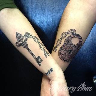 Kłódka, zamek z kluczem, symboliczna brama tworząca wejście do wnętrza - tego typu tatuaże symbolizują otwarcie, ale blokadę, wstęp do środka wyłącznie dla uprawnionych. Tatuaże eksponujące zamek z kluczem to przede wszystkim ciekawe wzornictwo niebanalnie łączące się z ciekawą kolorystyką. 