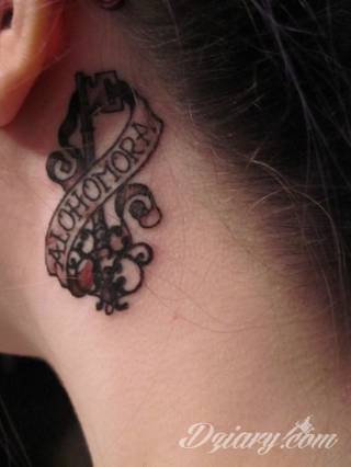 Kłódka, zamek z kluczem, symboliczna brama tworząca wejście do wnętrza - tego typu tatuaże symbolizują otwarcie, ale blokadę, wstęp do środka wyłącznie dla uprawnionych. Tatuaże eksponujące zamek z kluczem to przede wszystkim ciekawe wzornictwo niebanalnie łączące się z ciekawą kolorystyką. 
