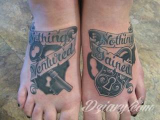 Kłódka, zamek z kluczem, symboliczna brama tworząca wejście do wnętrza - tego typu tatuaże symbolizują otwarcie, ale blokadę, wstęp do środka wyłącznie dla uprawnionych. Tatuaże eksponujące zamek z kluczem to przede wszystkim ciekawe wzornictwo niebanalnie łączące się z ciekawą kolorystyką. 