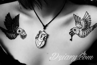 Kłódka, zamek z kluczem, symboliczna brama tworząca wejście do wnętrza - tego typu tatuaże symbolizują otwarcie, ale blokadę, wstęp do środka wyłącznie dla uprawnionych. Tatuaże eksponujące zamek z kluczem to przede wszystkim ciekawe wzornictwo niebanalnie łączące się z ciekawą kolorystyką. 