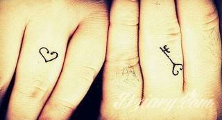 Kłódka, zamek z kluczem, symboliczna brama tworząca wejście do wnętrza - tego typu tatuaże symbolizują otwarcie, ale blokadę, wstęp do środka wyłącznie dla uprawnionych. Tatuaże eksponujące zamek z kluczem to przede wszystkim ciekawe wzornictwo niebanalnie łączące się z ciekawą kolorystyką. 