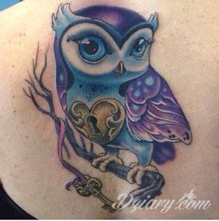 Kłódka, zamek z kluczem, symboliczna brama tworząca wejście do wnętrza - tego typu tatuaże symbolizują otwarcie, ale blokadę, wstęp do środka wyłącznie dla uprawnionych. Tatuaże eksponujące zamek z kluczem to przede wszystkim ciekawe wzornictwo niebanalnie łączące się z ciekawą kolorystyką. 