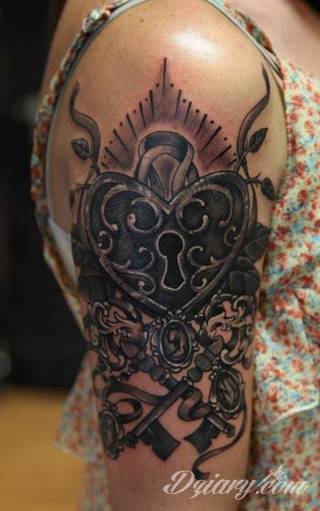 Kłódka, zamek z kluczem, symboliczna brama tworząca wejście do wnętrza - tego typu tatuaże symbolizują otwarcie, ale blokadę, wstęp do środka wyłącznie dla uprawnionych. Tatuaże eksponujące zamek z kluczem to przede wszystkim ciekawe wzornictwo niebanalnie łączące się z ciekawą kolorystyką. 