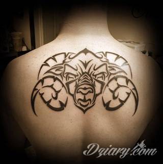 Niesłabnąca popularność tatuaży ze znakami zodiaku to efekt dążenia do podkreślenia swojej osobowości. Rak, wodnik, koziorożec czy inny z 12 znaków - każdy znak zodiaku graficznie daje nieograniczone możliwości ciekawego rysunku na ciele. 