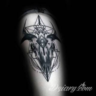 Niesłabnąca popularność tatuaży ze znakami zodiaku to efekt dążenia do podkreślenia swojej osobowości. Rak, wodnik, koziorożec czy inny z 12 znaków - każdy znak zodiaku graficznie daje nieograniczone możliwości ciekawego rysunku na ciele. 