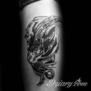 Niesłabnąca popularność tatuaży ze znakami zodiaku to efekt dążenia do podkreślenia swojej osobowości. Rak, wodnik, koziorożec czy inny z 12 znaków - każdy znak zodiaku graficznie daje nieograniczone możliwości ciekawego rysunku na ciele. 