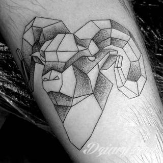 Niesłabnąca popularność tatuaży ze znakami zodiaku to efekt dążenia do podkreślenia swojej osobowości. Rak, wodnik, koziorożec czy inny z 12 znaków - każdy znak zodiaku graficznie daje nieograniczone możliwości ciekawego rysunku na ciele. 