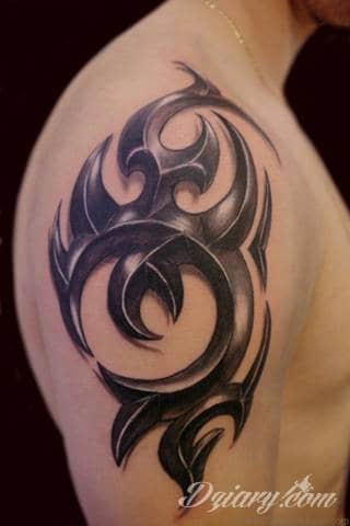 Niesłabnąca popularność tatuaży ze znakami zodiaku to efekt dążenia do podkreślenia swojej osobowości. Rak, wodnik, koziorożec czy inny z 12 znaków - każdy znak zodiaku graficznie daje nieograniczone możliwości ciekawego rysunku na ciele. 