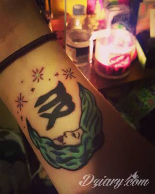 Niesłabnąca popularność tatuaży ze znakami zodiaku to efekt dążenia do podkreślenia swojej osobowości. Rak, wodnik, koziorożec czy inny z 12 znaków - każdy znak zodiaku graficznie daje nieograniczone możliwości ciekawego rysunku na ciele. 