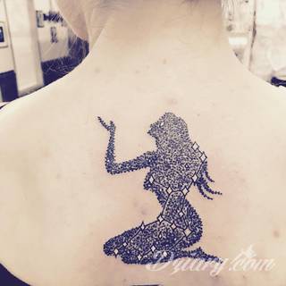 Niesłabnąca popularność tatuaży ze znakami zodiaku to efekt dążenia do podkreślenia swojej osobowości. Rak, wodnik, koziorożec czy inny z 12 znaków - każdy znak zodiaku graficznie daje nieograniczone możliwości ciekawego rysunku na ciele. 