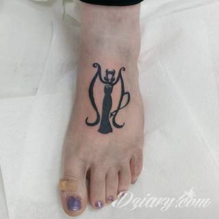 Niesłabnąca popularność tatuaży ze znakami zodiaku to efekt dążenia do podkreślenia swojej osobowości. Rak, wodnik, koziorożec czy inny z 12 znaków - każdy znak zodiaku graficznie daje nieograniczone możliwości ciekawego rysunku na ciele. 