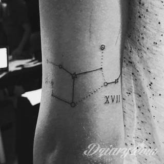 Niesłabnąca popularność tatuaży ze znakami zodiaku to efekt dążenia do podkreślenia swojej osobowości. Rak, wodnik, koziorożec czy inny z 12 znaków - każdy znak zodiaku graficznie daje nieograniczone możliwości ciekawego rysunku na ciele. 