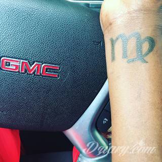 Niesłabnąca popularność tatuaży ze znakami zodiaku to efekt dążenia do podkreślenia swojej osobowości. Rak, wodnik, koziorożec czy inny z 12 znaków - każdy znak zodiaku graficznie daje nieograniczone możliwości ciekawego rysunku na ciele. 