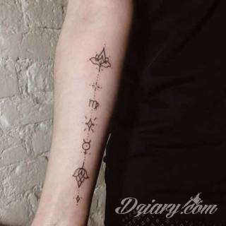 Niesłabnąca popularność tatuaży ze znakami zodiaku to efekt dążenia do podkreślenia swojej osobowości. Rak, wodnik, koziorożec czy inny z 12 znaków - każdy znak zodiaku graficznie daje nieograniczone możliwości ciekawego rysunku na ciele. 