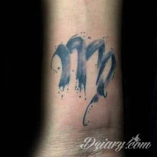 Niesłabnąca popularność tatuaży ze znakami zodiaku to efekt dążenia do podkreślenia swojej osobowości. Rak, wodnik, koziorożec czy inny z 12 znaków - każdy znak zodiaku graficznie daje nieograniczone możliwości ciekawego rysunku na ciele. 