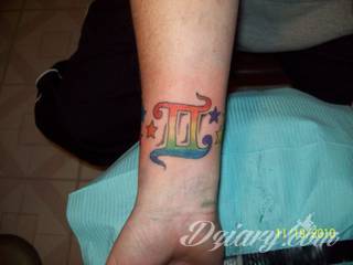 Niesłabnąca popularność tatuaży ze znakami zodiaku to efekt dążenia do podkreślenia swojej osobowości. Rak, wodnik, koziorożec czy inny z 12 znaków - każdy znak zodiaku graficznie daje nieograniczone możliwości ciekawego rysunku na ciele. 