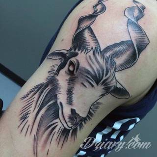 Niesłabnąca popularność tatuaży ze znakami zodiaku to efekt dążenia do podkreślenia swojej osobowości. Rak, wodnik, koziorożec czy inny z 12 znaków - każdy znak zodiaku graficznie daje nieograniczone możliwości ciekawego rysunku na ciele. 