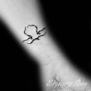 Niesłabnąca popularność tatuaży ze znakami zodiaku to efekt dążenia do podkreślenia swojej osobowości. Rak, wodnik, koziorożec czy inny z 12 znaków - każdy znak zodiaku graficznie daje nieograniczone możliwości ciekawego rysunku na ciele. 