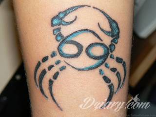 Niesłabnąca popularność tatuaży ze znakami zodiaku to efekt dążenia do podkreślenia swojej osobowości. Rak, wodnik, koziorożec czy inny z 12 znaków - każdy znak zodiaku graficznie daje nieograniczone możliwości ciekawego rysunku na ciele. 