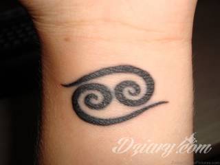 Niesłabnąca popularność tatuaży ze znakami zodiaku to efekt dążenia do podkreślenia swojej osobowości. Rak, wodnik, koziorożec czy inny z 12 znaków - każdy znak zodiaku graficznie daje nieograniczone możliwości ciekawego rysunku na ciele. 