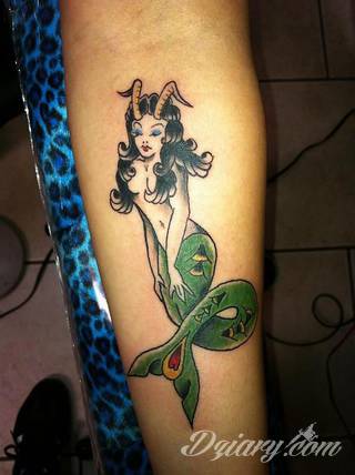 Niesłabnąca popularność tatuaży ze znakami zodiaku to efekt dążenia do podkreślenia swojej osobowości. Rak, wodnik, koziorożec czy inny z 12 znaków - każdy znak zodiaku graficznie daje nieograniczone możliwości ciekawego rysunku na ciele. 