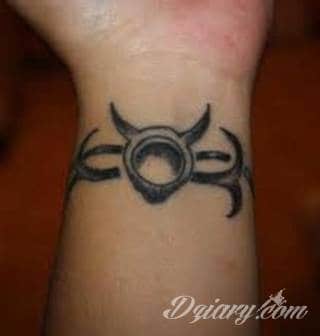 Niesłabnąca popularność tatuaży ze znakami zodiaku to efekt dążenia do podkreślenia swojej osobowości. Rak, wodnik, koziorożec czy inny z 12 znaków - każdy znak zodiaku graficznie daje nieograniczone możliwości ciekawego rysunku na ciele. 