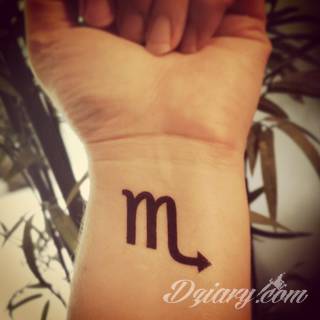 Niesłabnąca popularność tatuaży ze znakami zodiaku to efekt dążenia do podkreślenia swojej osobowości. Rak, wodnik, koziorożec czy inny z 12 znaków - każdy znak zodiaku graficznie daje nieograniczone możliwości ciekawego rysunku na ciele. 