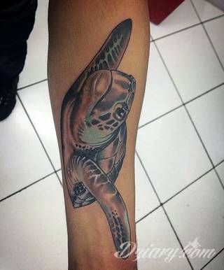 Żółwie - nie tylko wojownicze ninja z kreskówki - to symboliczna cierpliwość, ale i upływający czas. Tworzone tak tatuaże w charakterystyczny sposób pozwalają przymrużyć oko tworząc zabawną grafikę na skórze męskiej i kobiecej.