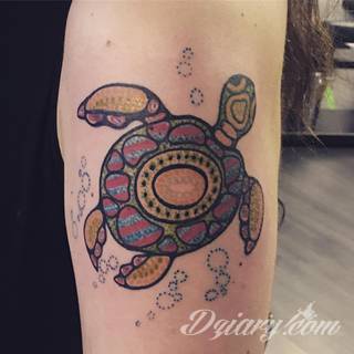 Żółwie - nie tylko wojownicze ninja z kreskówki - to symboliczna cierpliwość, ale i upływający czas. Tworzone tak tatuaże w charakterystyczny sposób pozwalają przymrużyć oko tworząc zabawną grafikę na skórze męskiej i kobiecej.