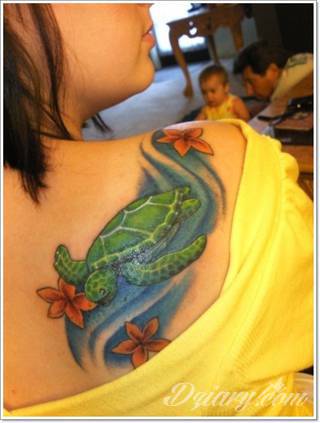 Żółwie - nie tylko wojownicze ninja z kreskówki - to symboliczna cierpliwość, ale i upływający czas. Tworzone tak tatuaże w charakterystyczny sposób pozwalają przymrużyć oko tworząc zabawną grafikę na skórze męskiej i kobiecej.